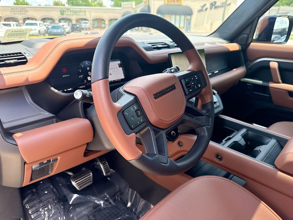 Used 2025  Land Rover OCTA image 20