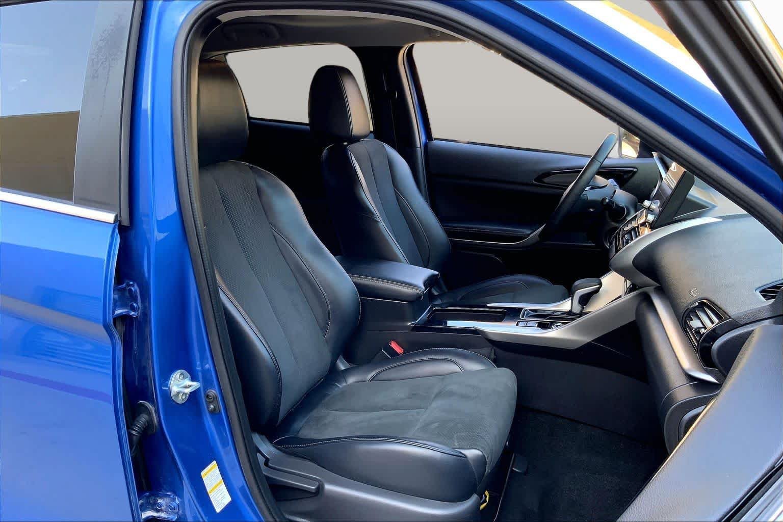 Used 2024 Lightning Blue Mitsubishi SE image 9