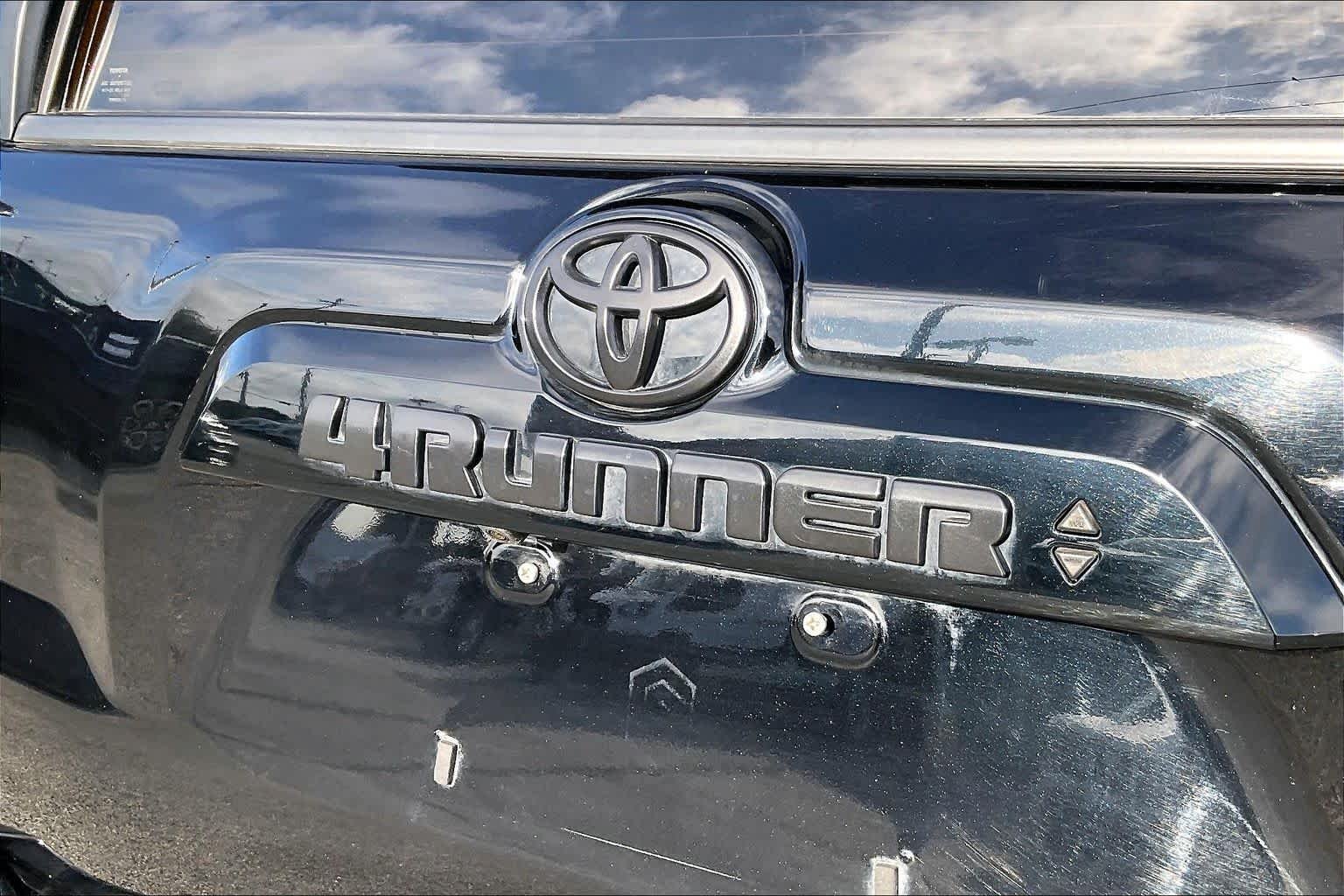 Used 2022 Midnight Black Metallic Toyota SR5 Premium image 26