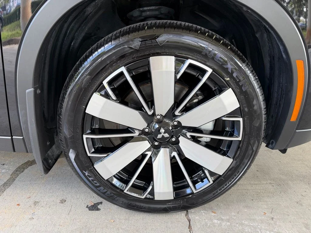 Used 2025 Black Mitsubishi SE image 21