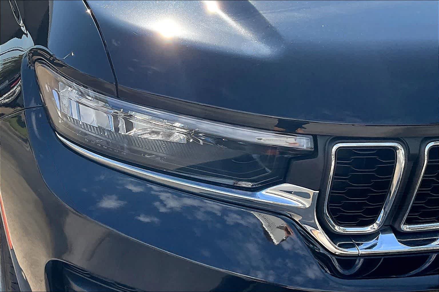 New 2025 Diamond Black Crystal Pearl-Coat Exterior Paint Jeep Laredo X image 13