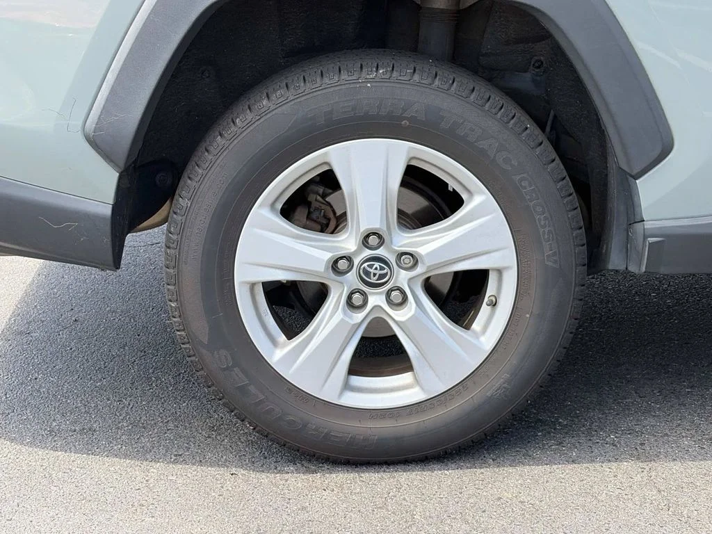 Used 2019  Toyota XLE image 9
