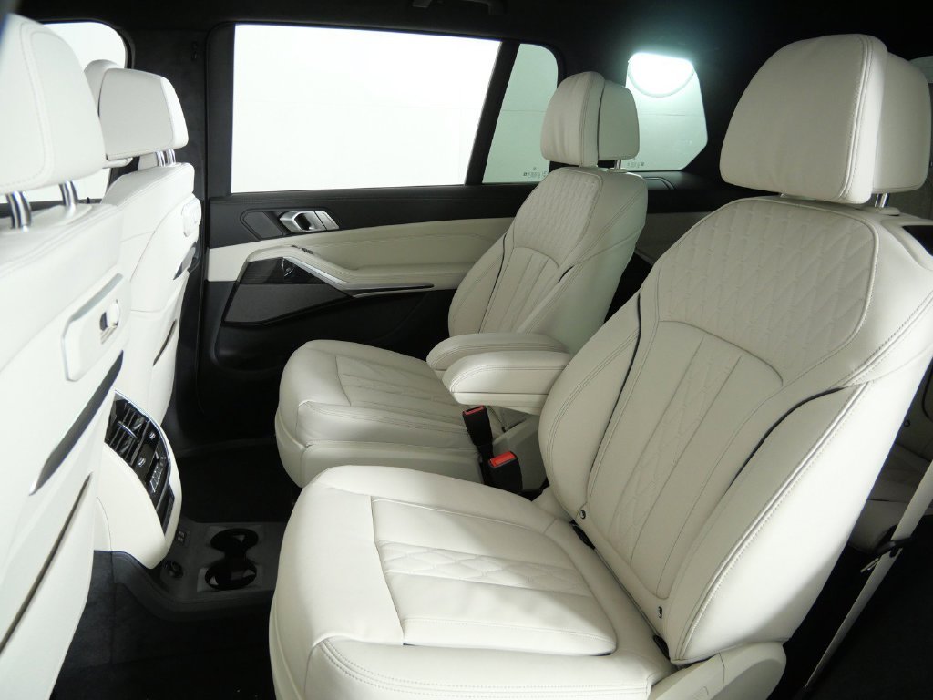 Used 2027 White BMW xDrive40i image 36