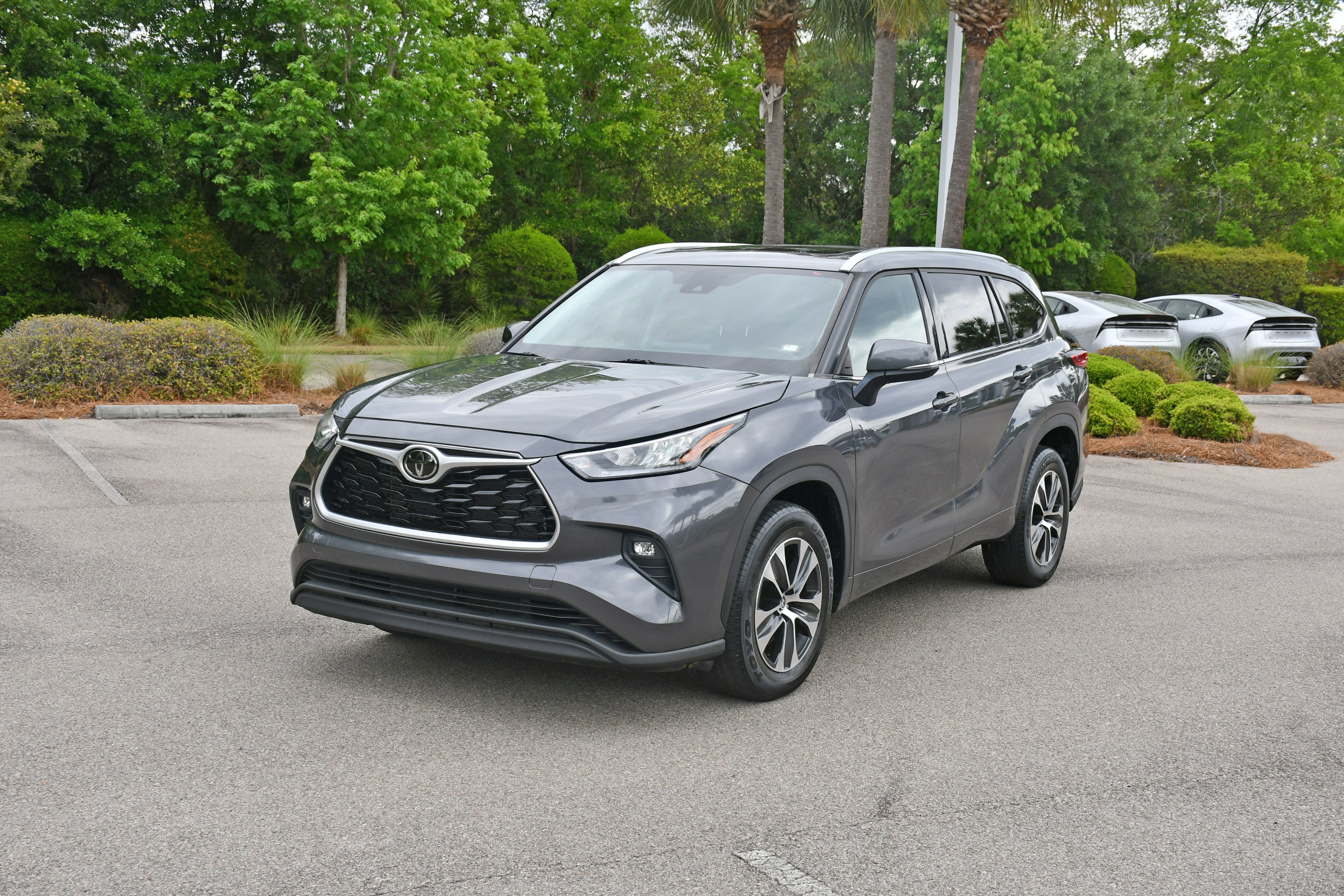 Used 2020 Gray Toyota XLE image 6