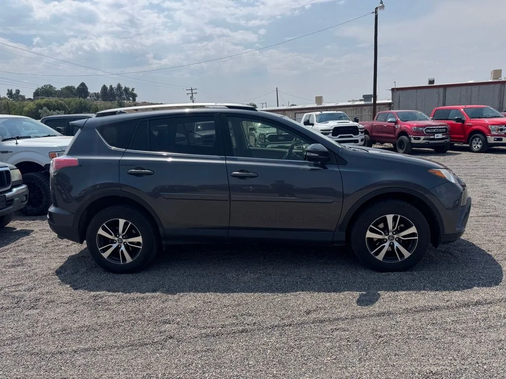 Used 2018 Magnetic Gray Metallic Toyota XLE image 5