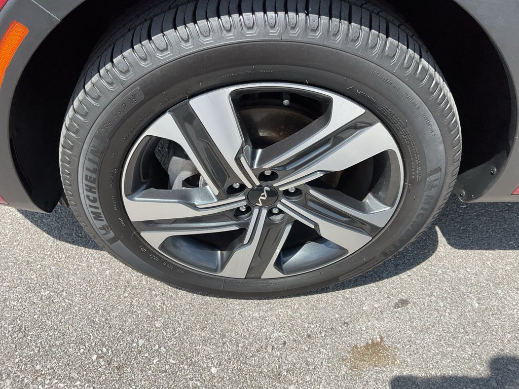 Used 2022 Runway Red Kia SX image 5