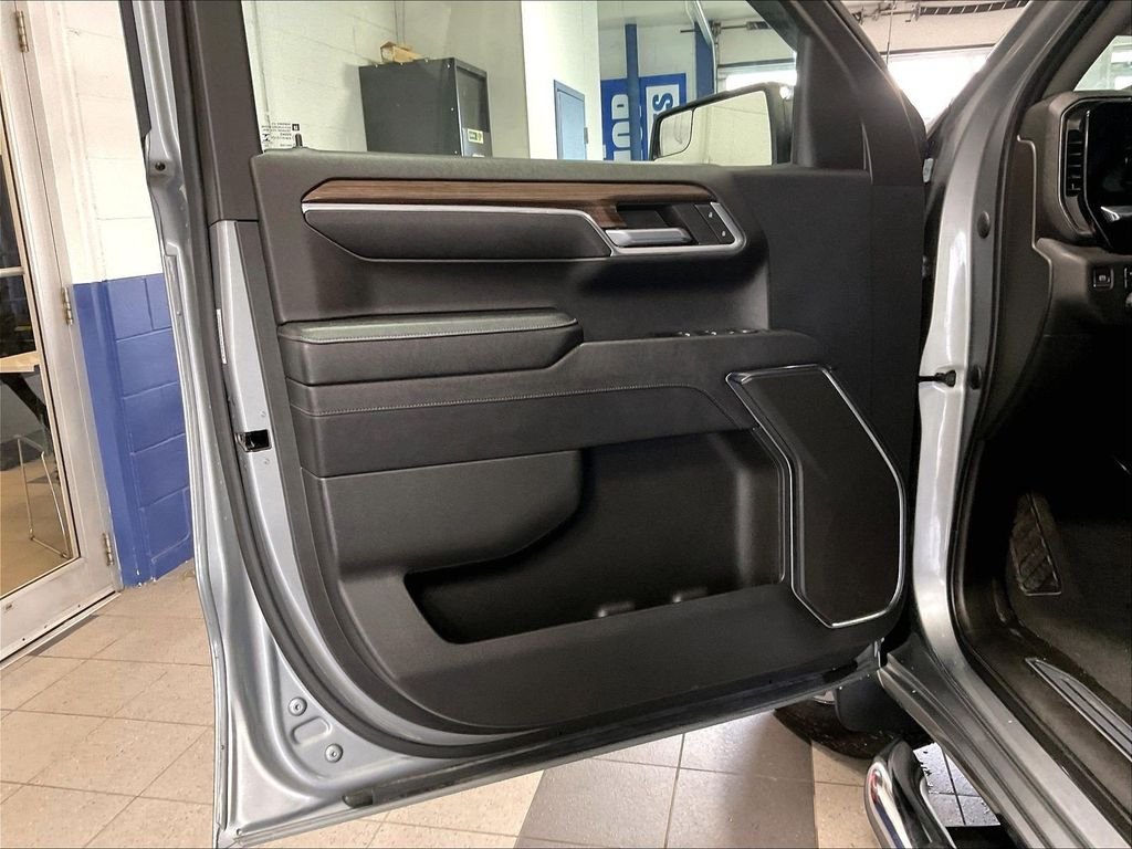 Used 2023 Gray Chevrolet LT image 9