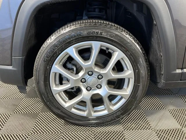 Used 2023 Gray Jeep Latitude Lux image 11