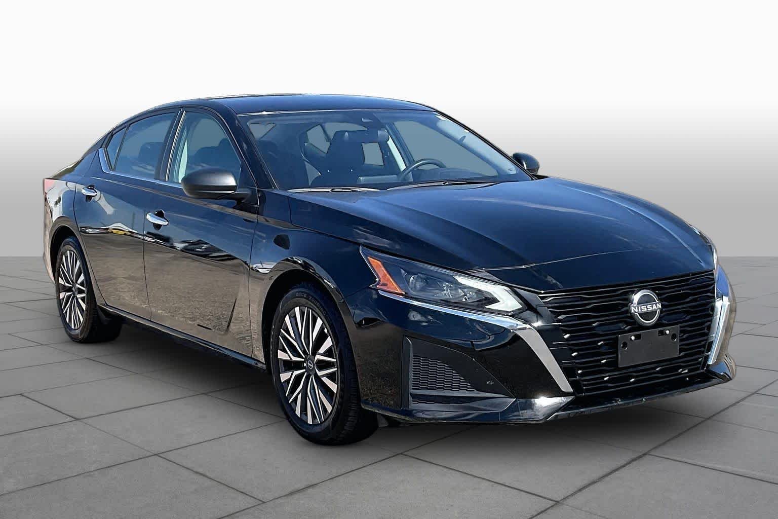 Used 2025 Super Black Nissan SV image 3