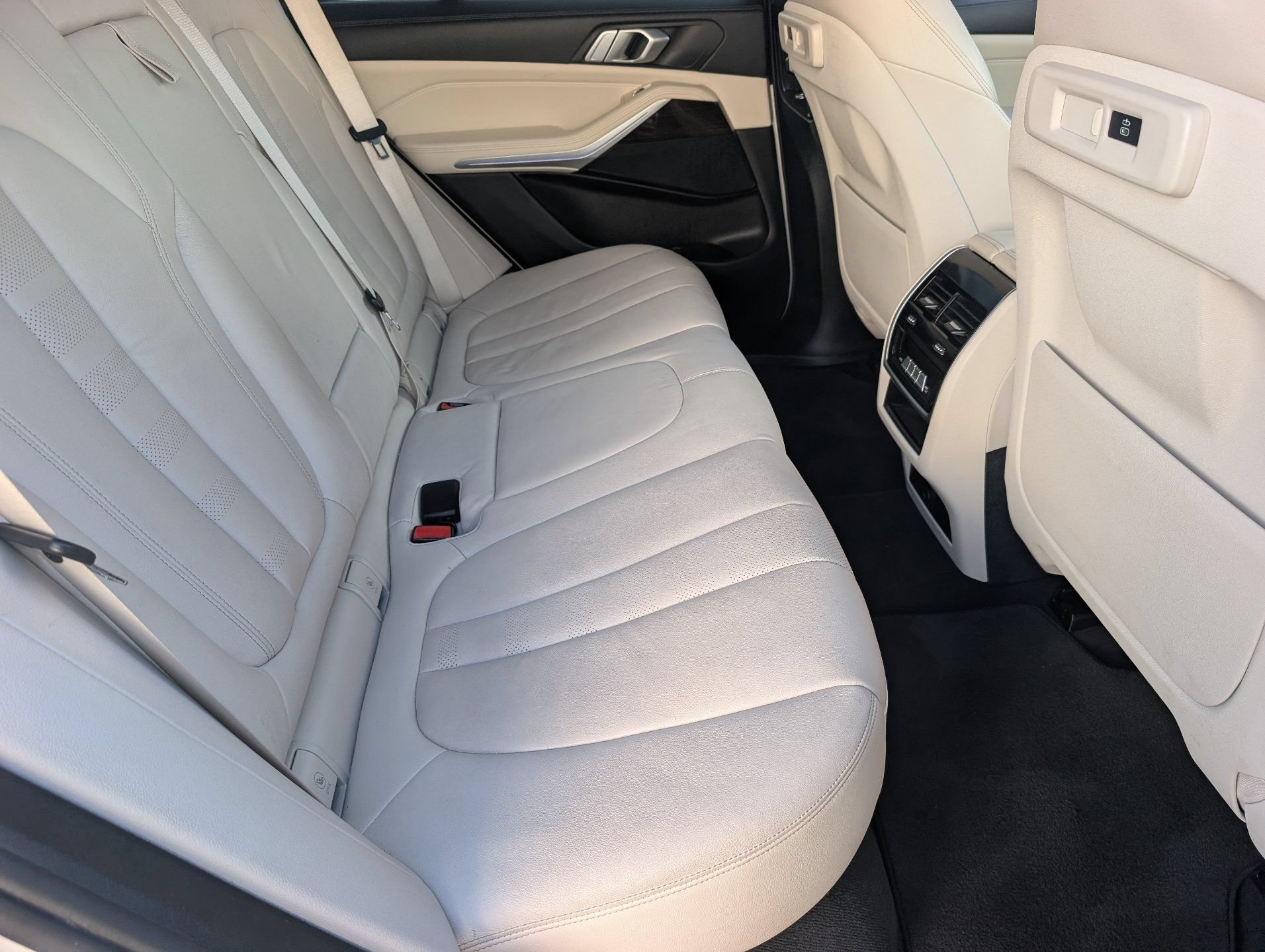 Used 2020 White BMW sDrive40i image 13