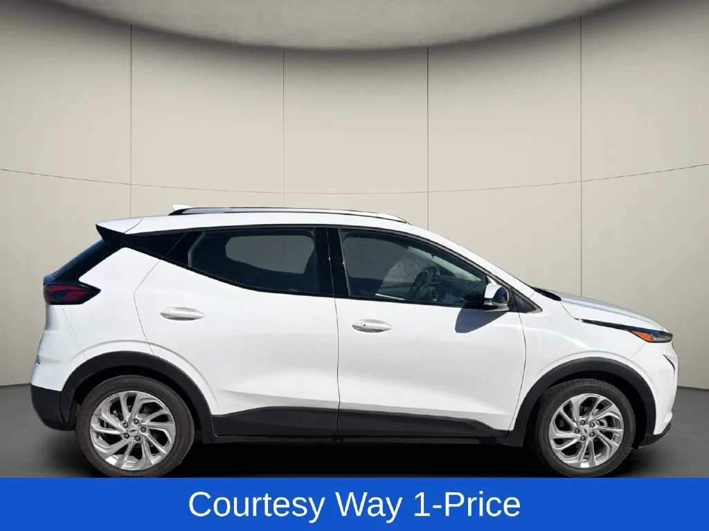 Used 2023 White Chevrolet LT image 11