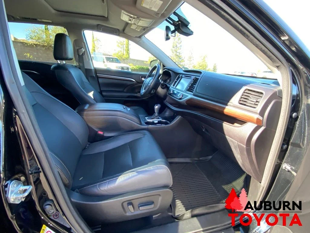 Used 2016 Midnight Black Metallic Toyota Limited image 17