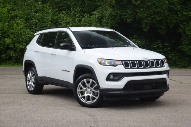 2023 Jeep Compass Latitude Lux 4X4's photo