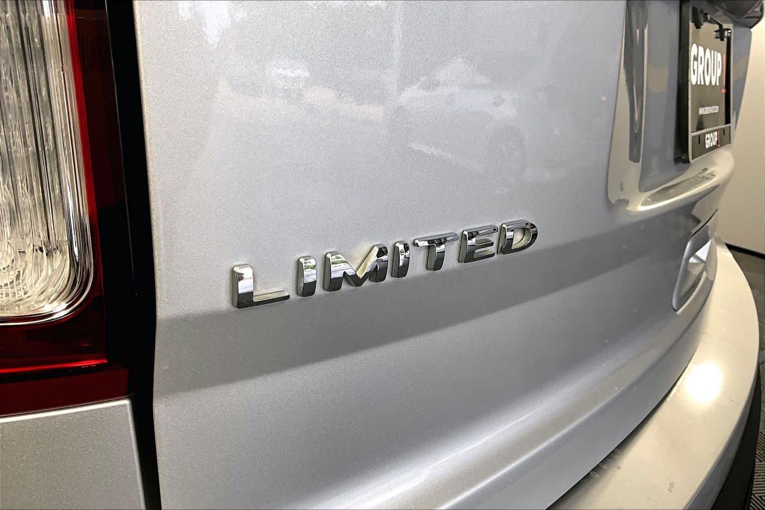 Used 2014 Ingot Silver Metallic Ford Limited image 10