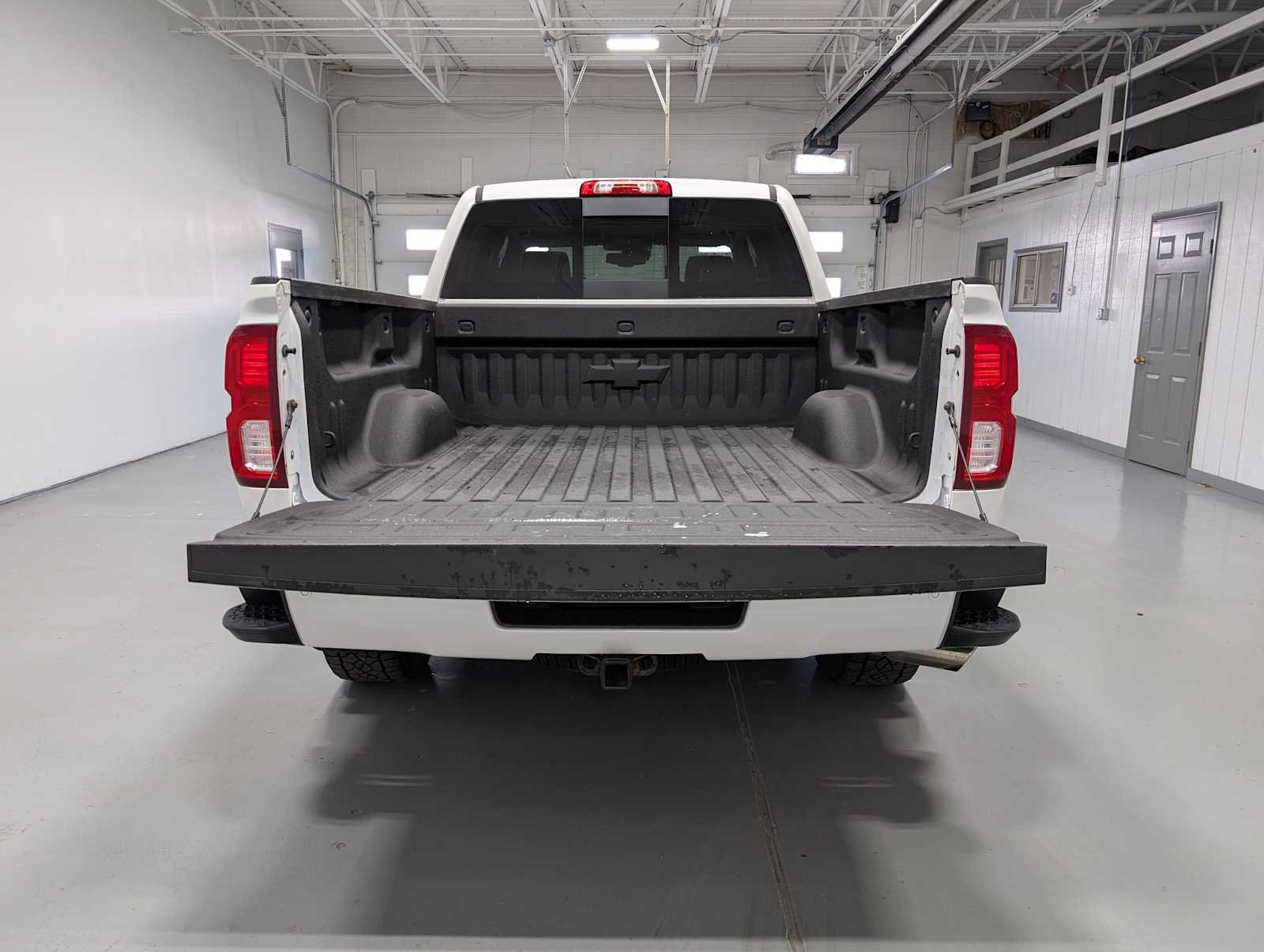 Used 2017 Iridescent Pearl Tricoat Chevrolet High Country image 40