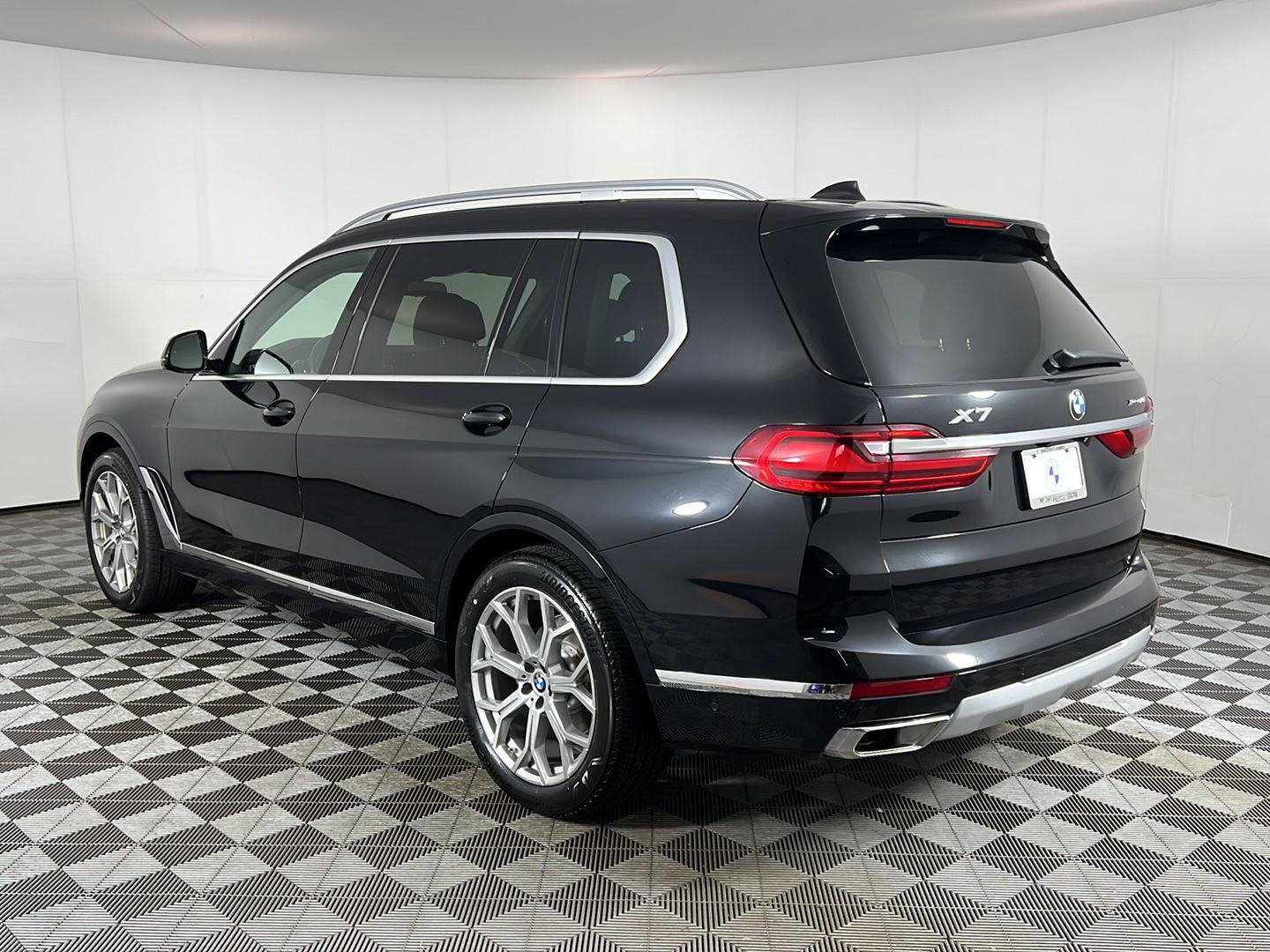 Used 2022 Black Sapphire Metallic BMW xDrive40i image 9