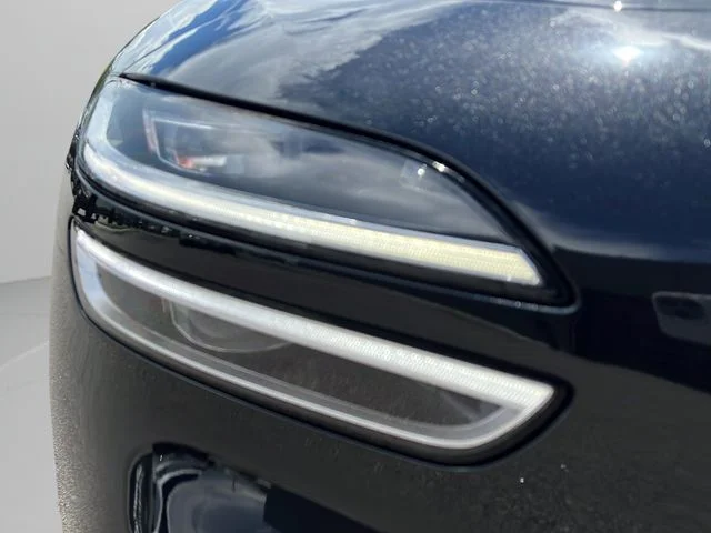 Used 2023 Black Genesis 2.0T image 9