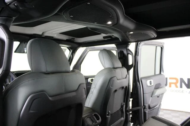 New 2026 Granite Crystal Metallic Clear-Coat Exterior Paint Jeep Mojave X image 22