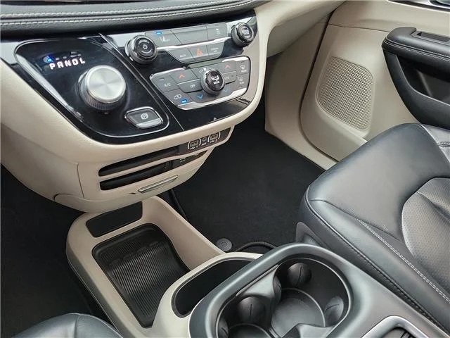 Used 2022  Chrysler Touring L Front-Wheel Drive Passenger image 18