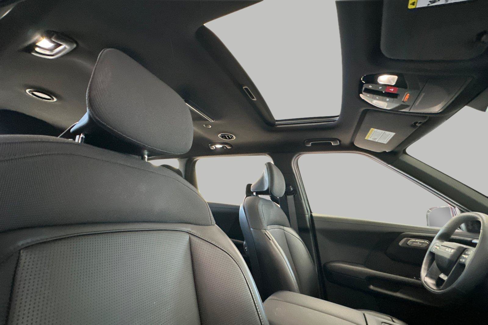 Used 2027 Black Kia S image 19