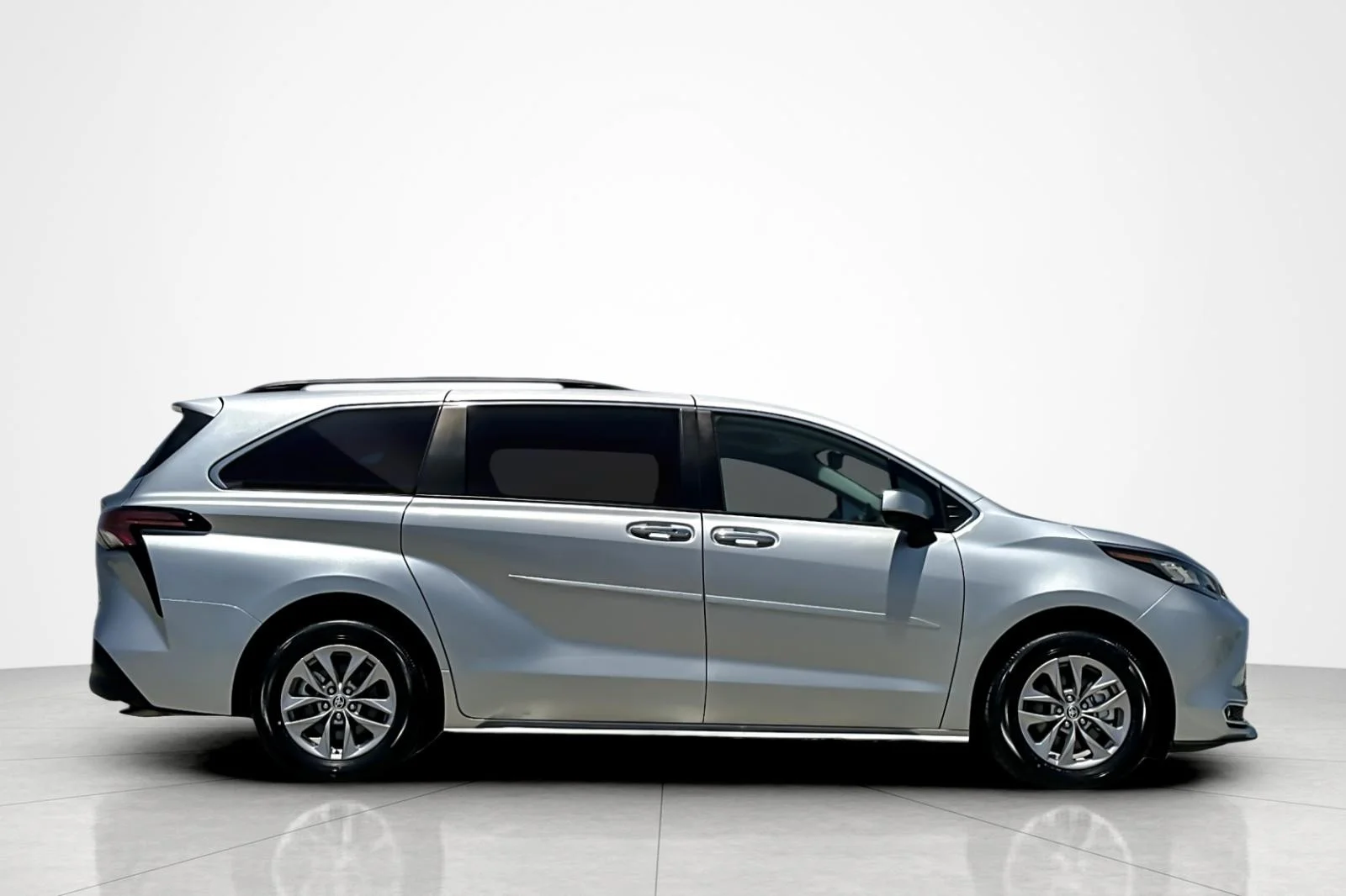 Used 2022 CELESTIAL SILVER MET Toyota XLE image 6