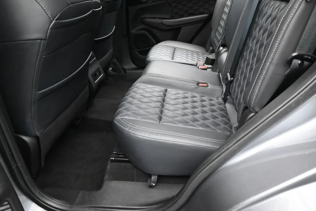 Used 2022 Silver Mitsubishi SEL image 31