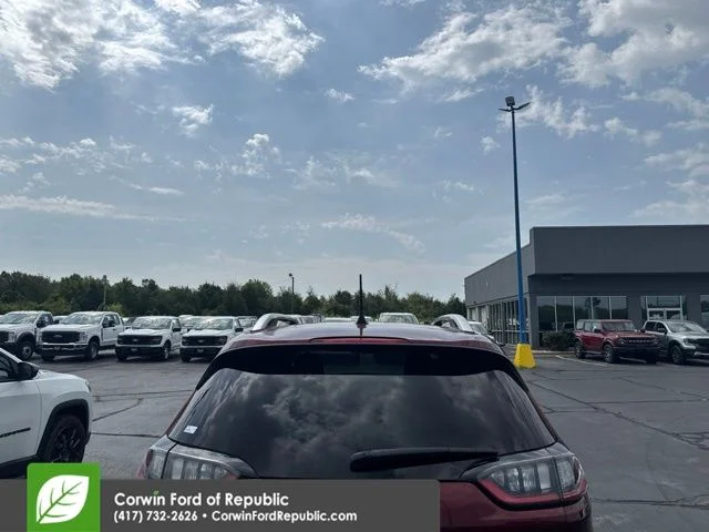Used 2019 Velvet Red Pearlcoat Jeep Latitude image 6