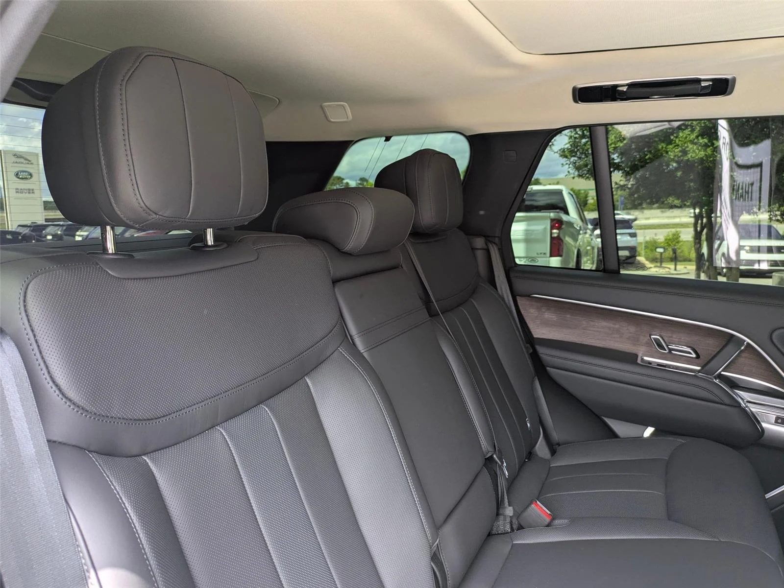 Used 2025  Land Rover SE image 29