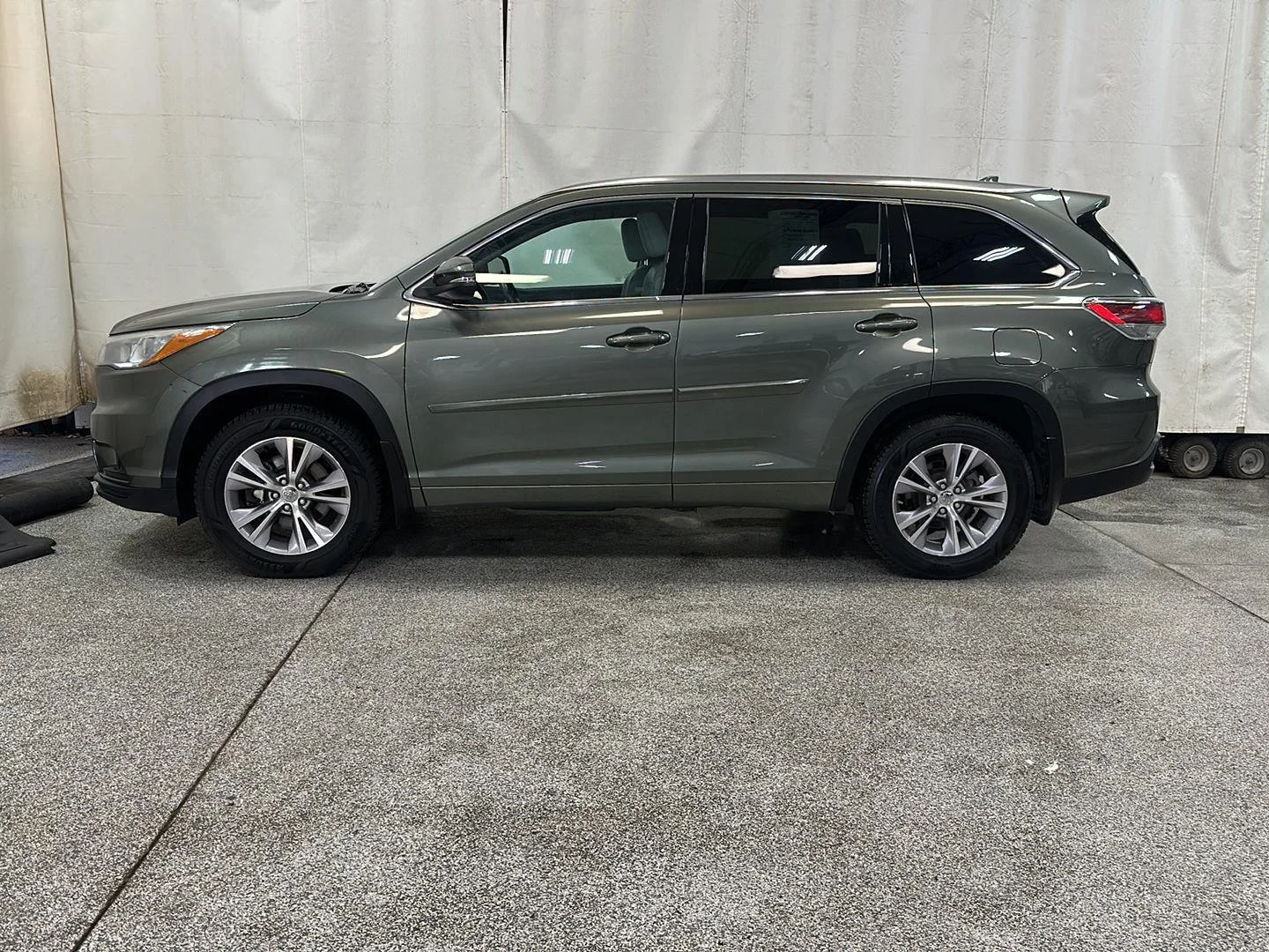 Used 2015 Toyota Highlander XLE with VIN 5TDJKRFH4FS224331 for sale in Waconia, MN