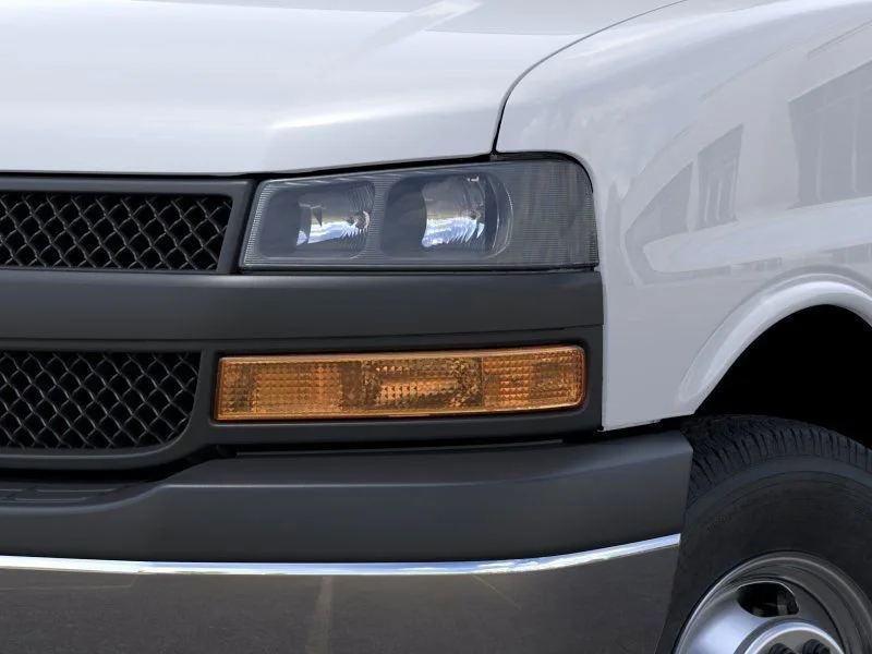 New 2025 Summit White Chevrolet 1WT image 10