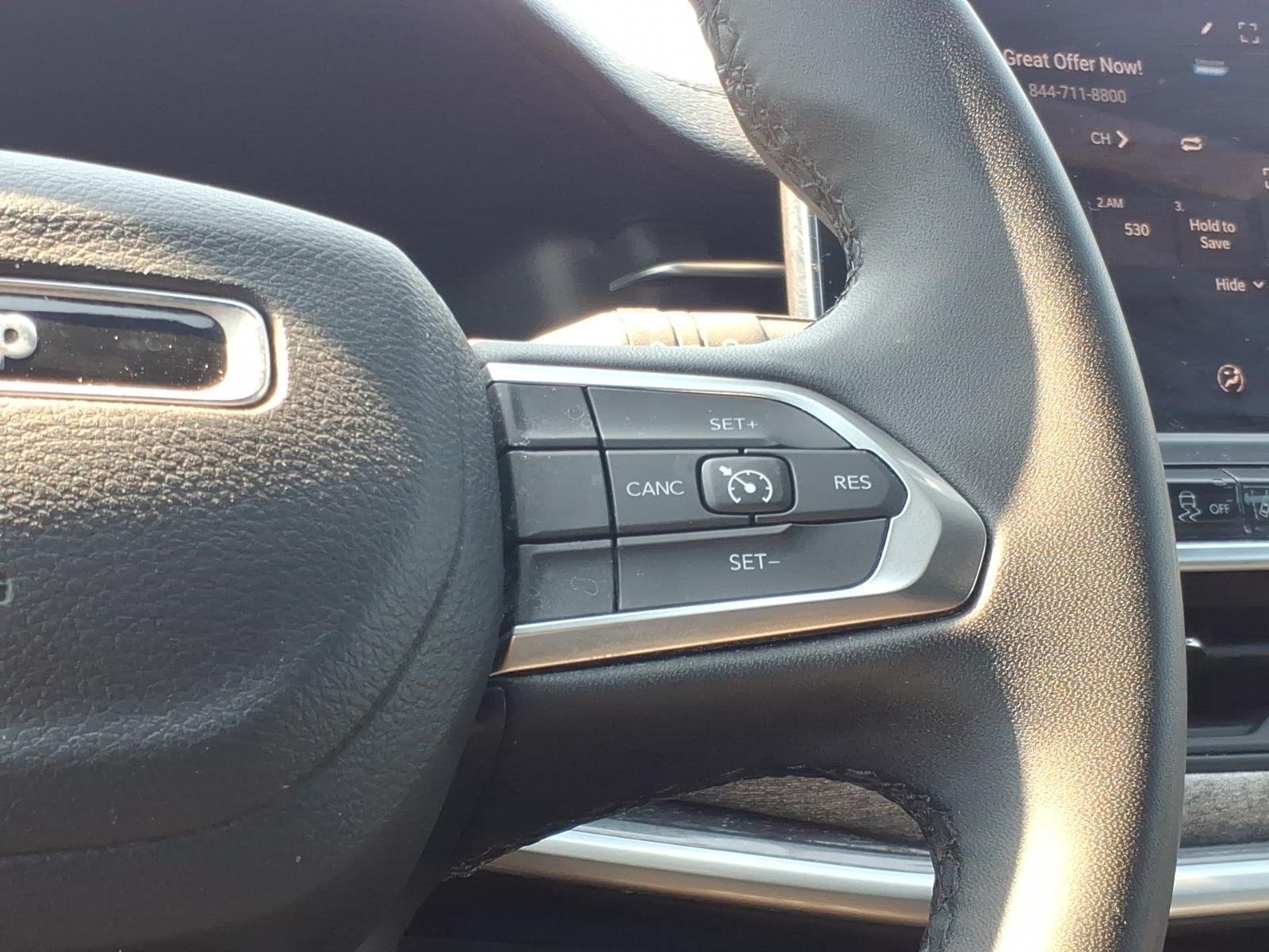 Used 2024 Diamond Black Crystal Pearlcoat Jeep Latitude image 27