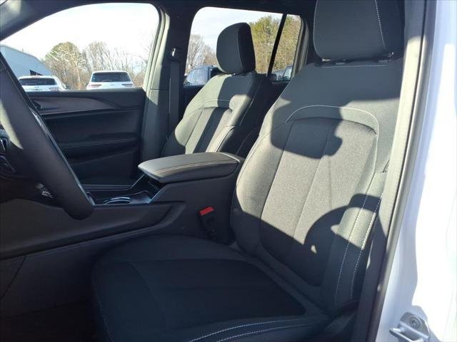 New 2025 Bright White Clear-Coat Exterior Paint Jeep Laredo image 39