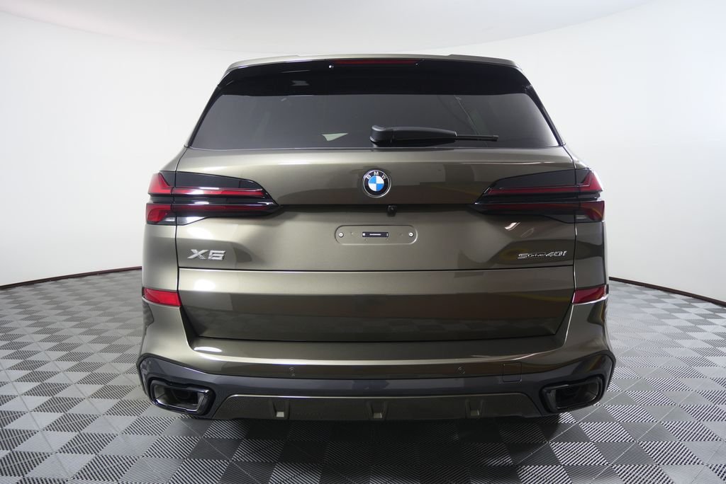 New 2026 Manhattan Green Metallic BMW sDrive40i image 4