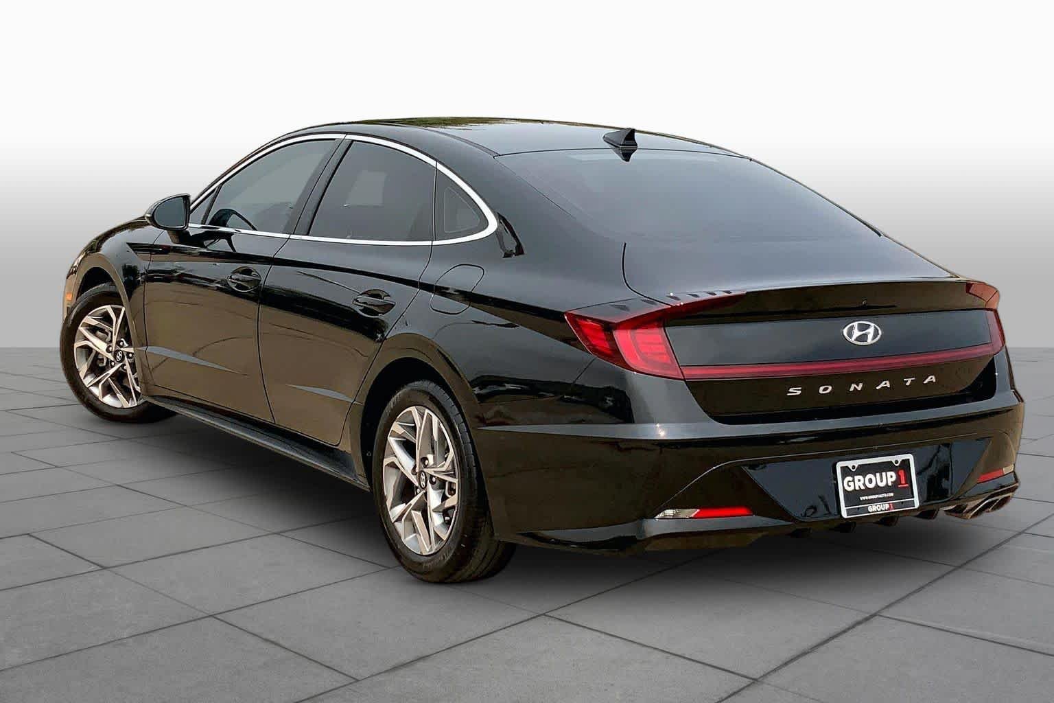 Used 2022 Phantom Black Hyundai SEL image 11