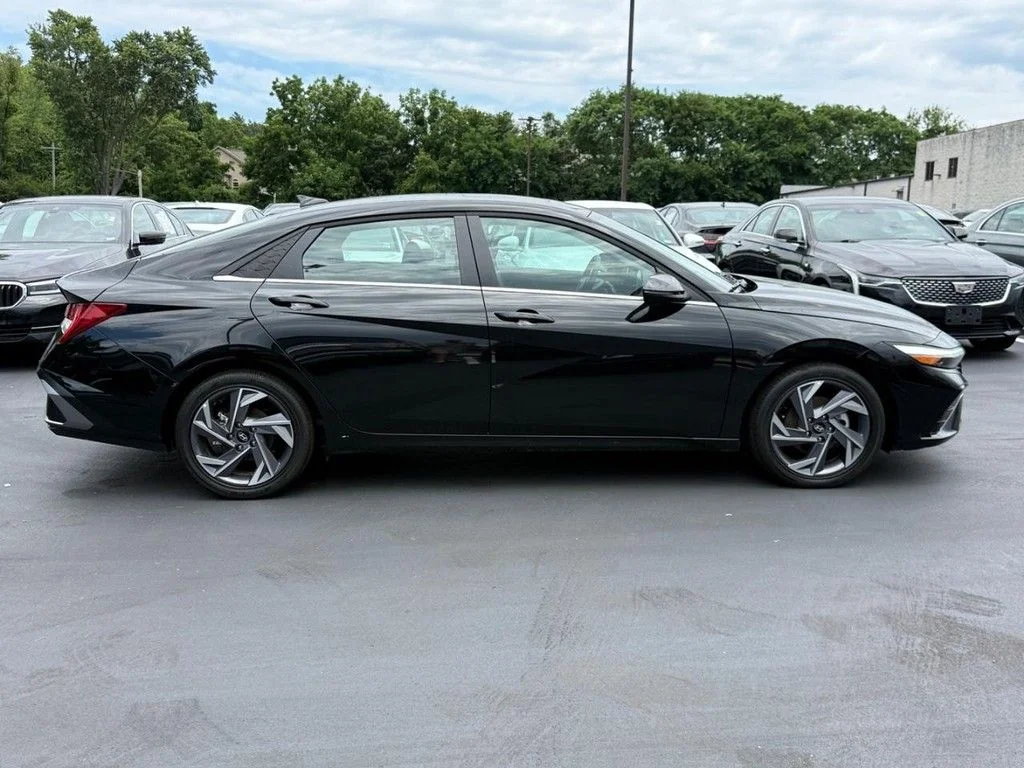 Used 2025 Black Hyundai Limited image 2