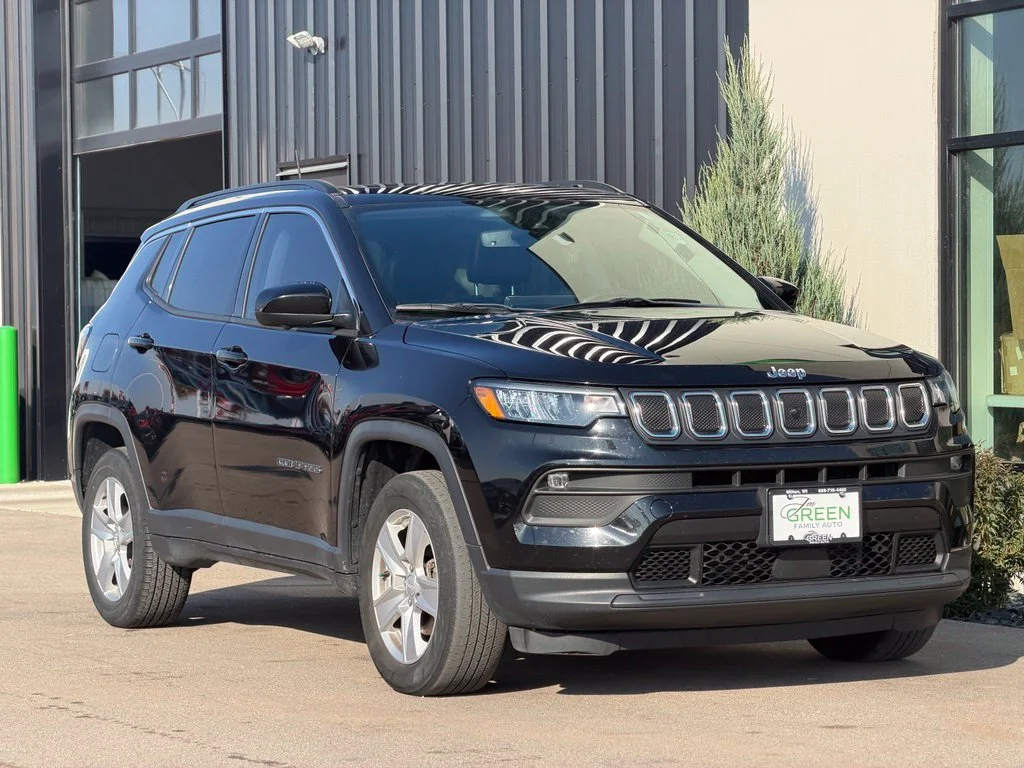 Used 2022 Black Jeep Latitude image 5
