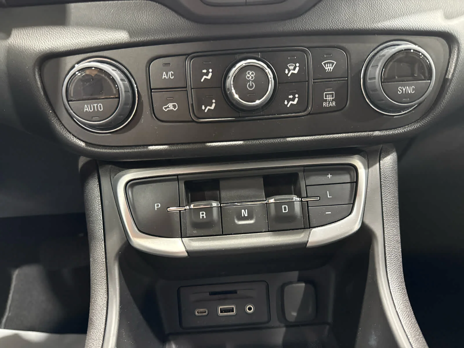 Used 2024 Sterling Metallic GMC SLT image 18