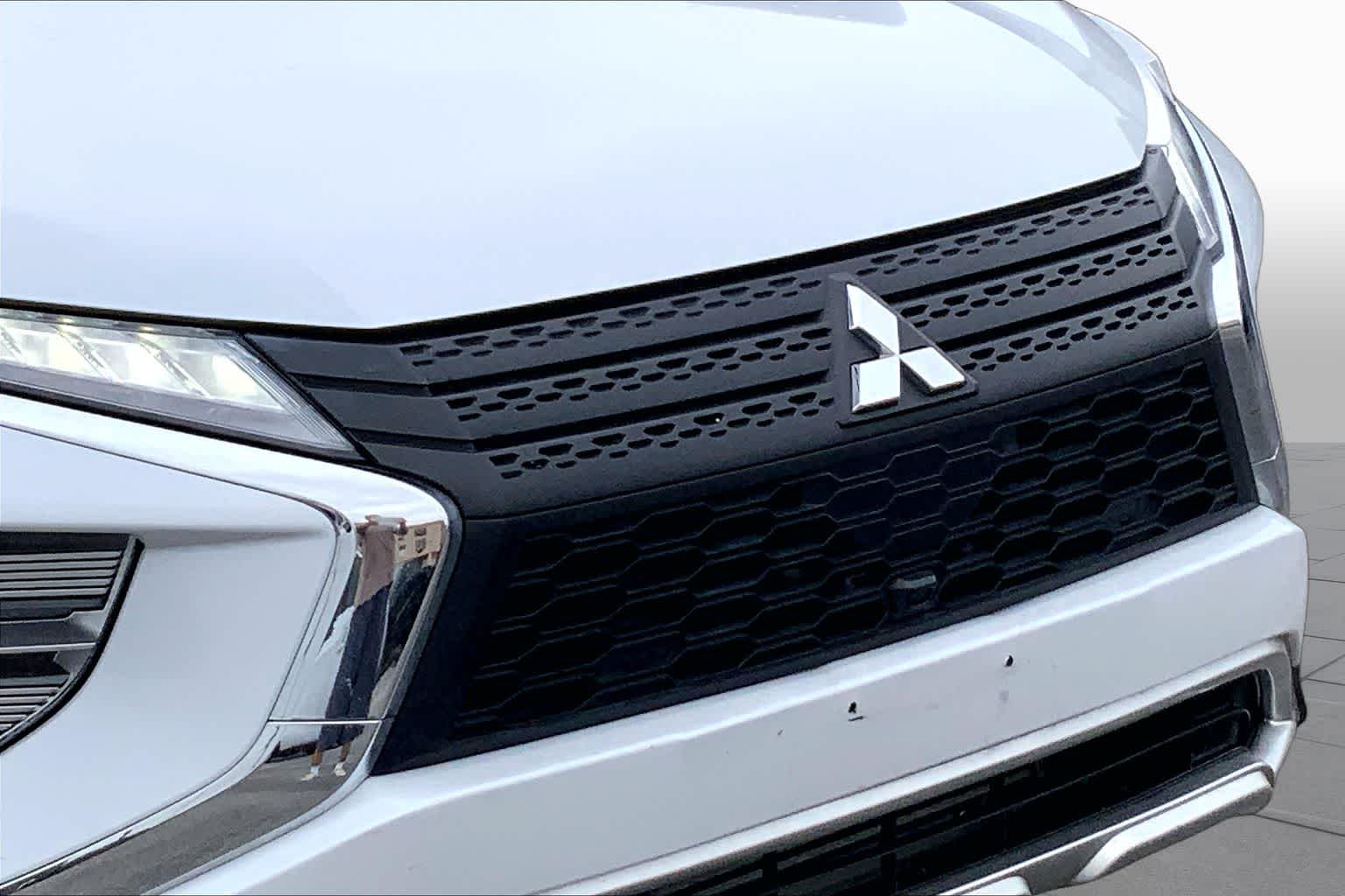 Used 2024 White Diamond Mitsubishi SE image 26