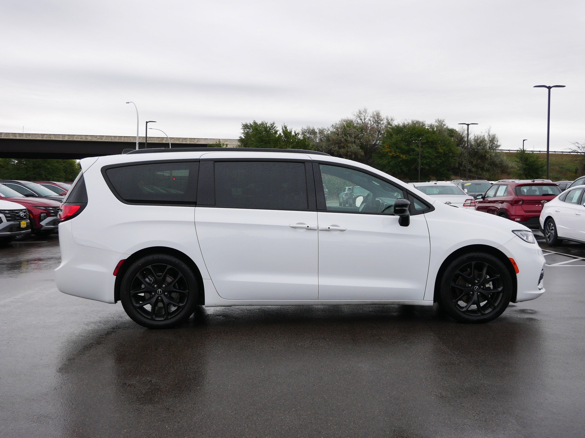 2026 Chrysler Pacifica Limited - Photo 8
