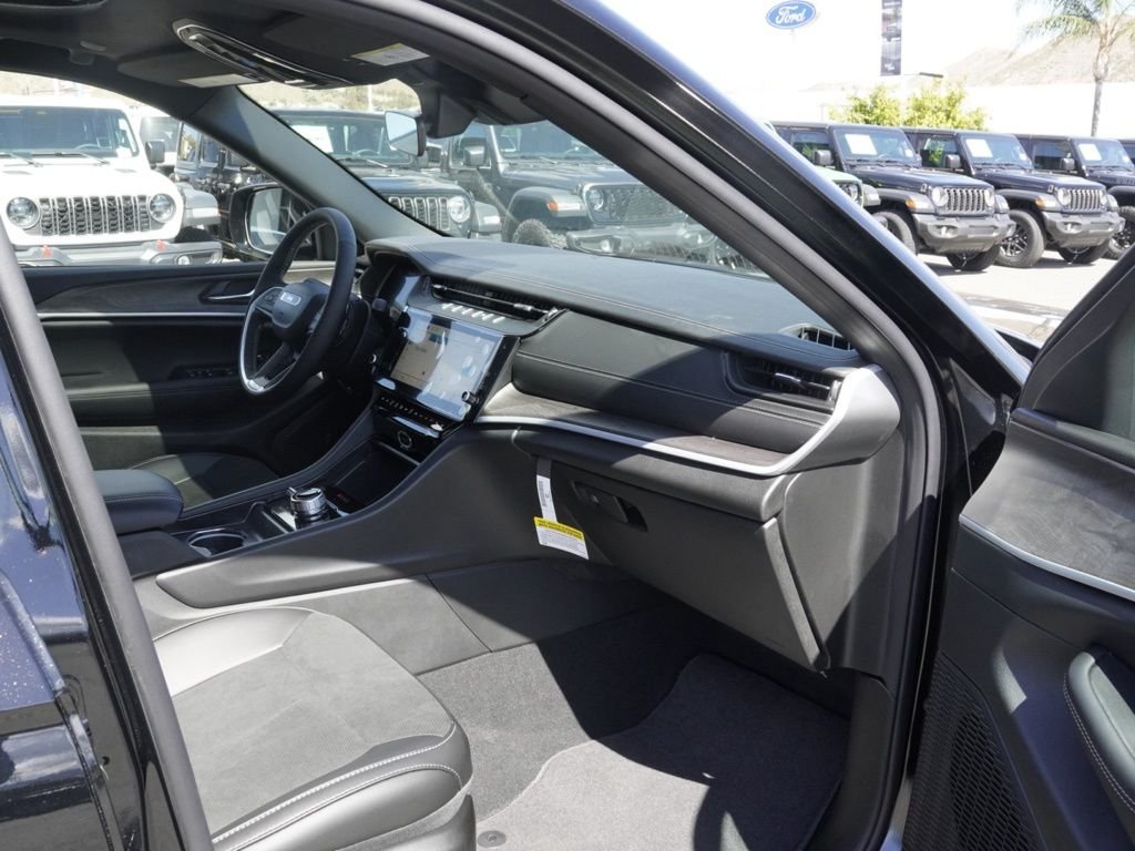 New 2026 Diamond Black Crystal Pearl-Coat Exterior Paint Jeep Laredo Altitude image 21