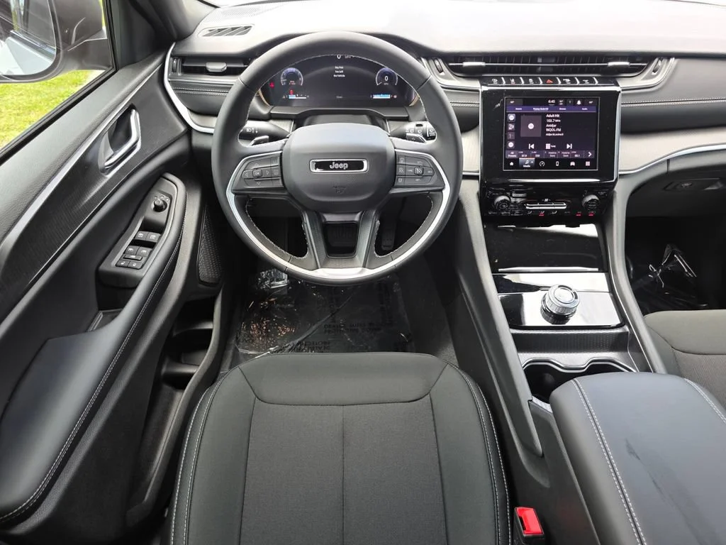 New 2026 Silver Zynith Exterior Paint Jeep Laredo image 26