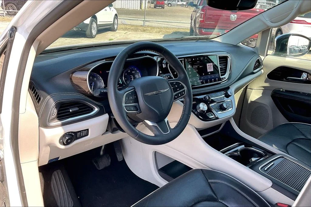 Used 2023 White Chrysler Limited image 14