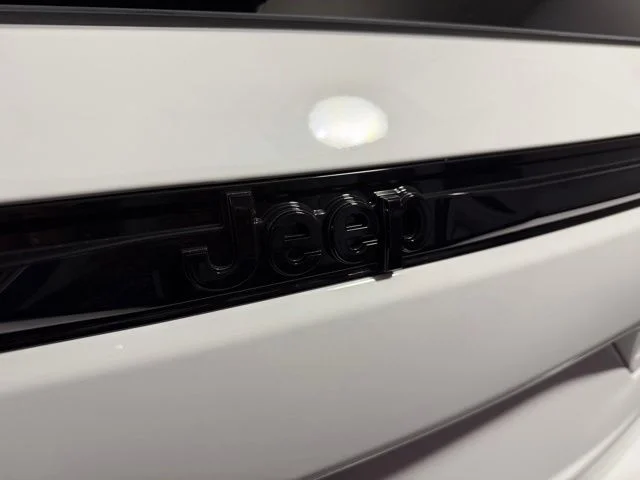 New 2026 Bright White Clear-Coat Exterior Paint Jeep 85th Anniversary Edition image 28