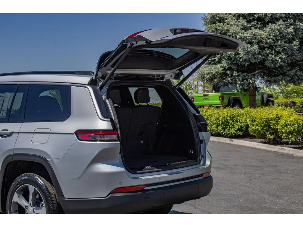 New 2026 SILVER ZYNITH Jeep Limited image 10