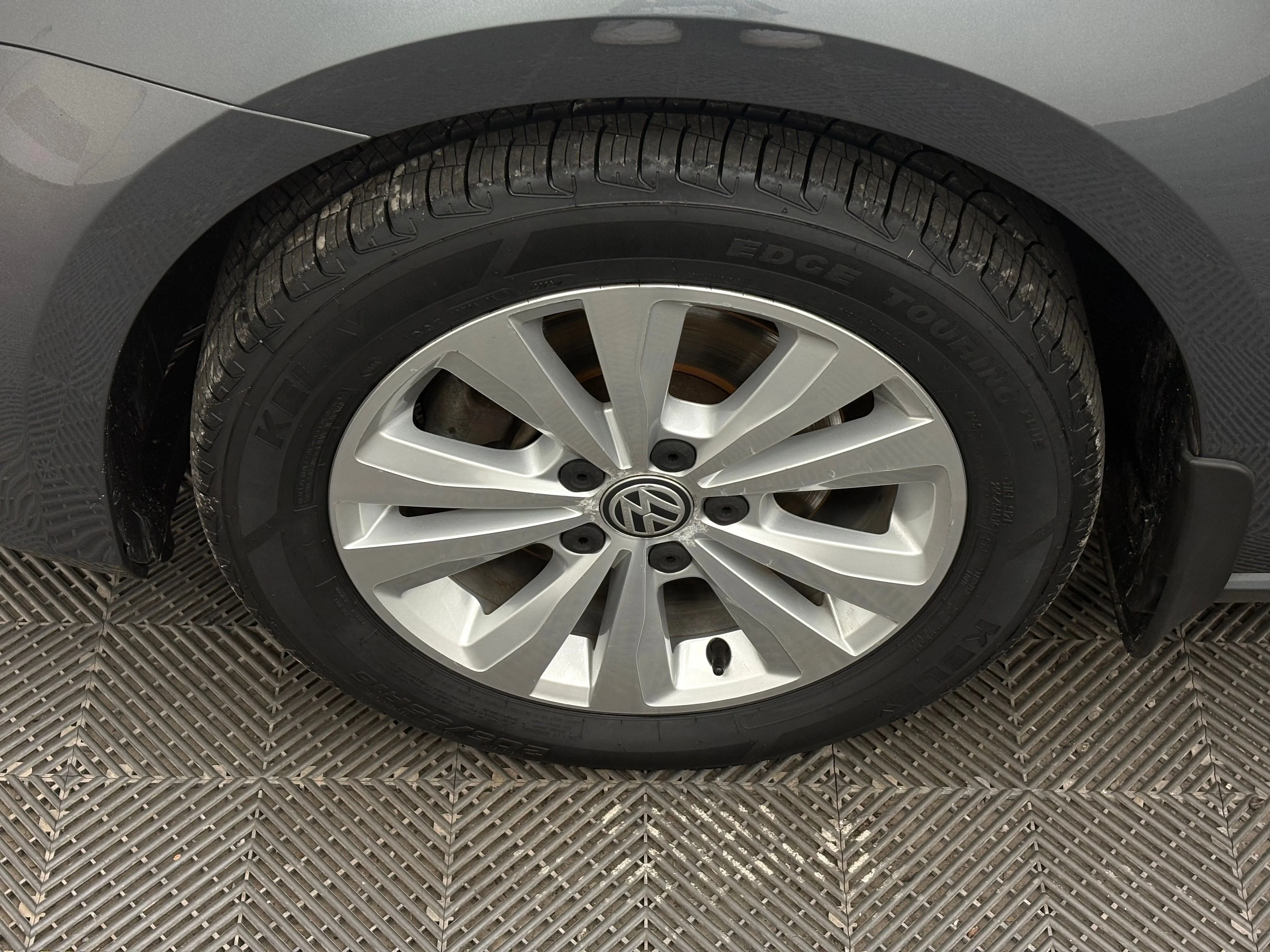 Used 2015 Platinum Gray Metallic Volkswagen TDI S 4-Door image 11