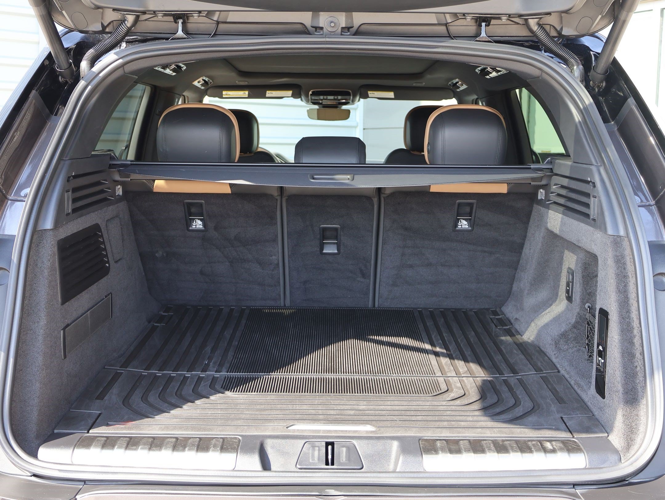 Used 2025 Charente Grey Prem Met Land Rover Dynamic SE image 27