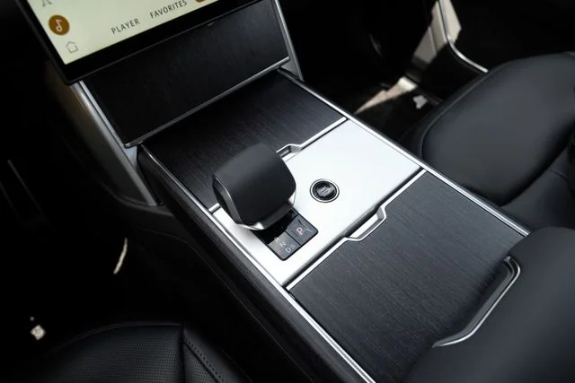 New 2026  Land Rover SE image 28