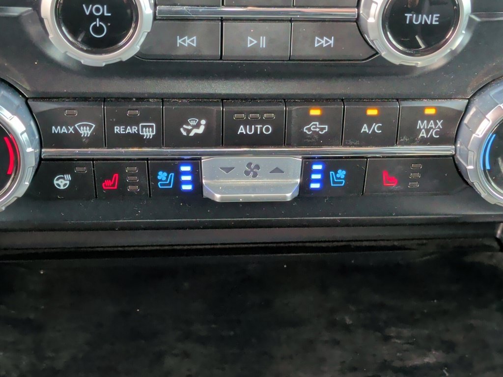 Used 2024 Silver Ford Lariat image 32