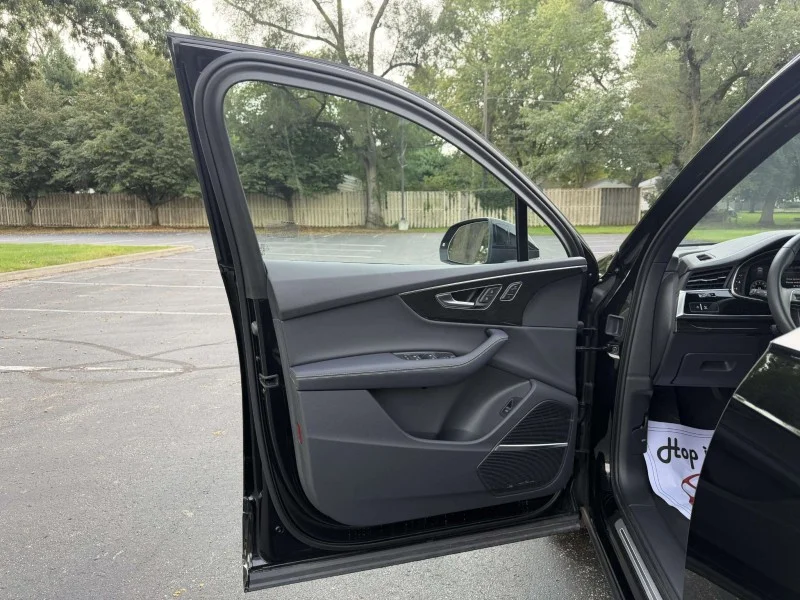 Certified Used 2025  Audi Premium Plus image 18
