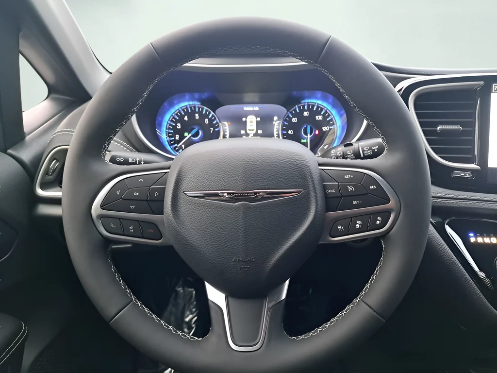 New 2026 Diamond Black Crystal Pearl-Coat Exterior Paint Chrysler Select image 19